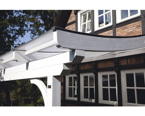 Detailansicht eines weißen Terrassendachs aus Holz mit durchscheinender Bedachung an einem Haus