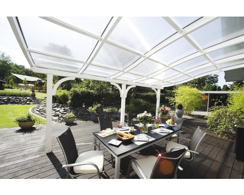 Terrasse avec toit, table et chaises dans le jardin