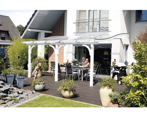 Terrasse avec toit de terrasse, table, chaises et barbecue