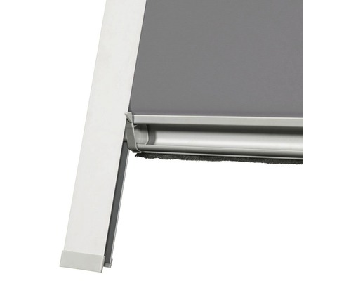 Detailansicht eines Fensters mit Insektenschutzrollo