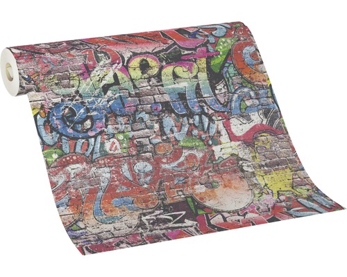 Rouleau de papier peint avec motif graffiti sur mur de briques