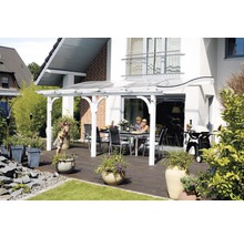 Terrasse mit Überdachung, Esstisch und Grill im Garten.