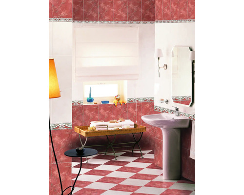 Badezimmer mit roten und weißen Fliesen, Waschbecken, Spiegel und Fenster mit Rollo