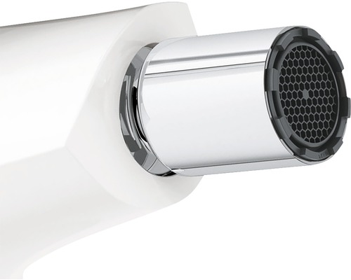 Detailaufnahme eines Wasserhahn-Auslaufs mit Perlator