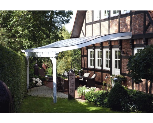 Terrasse couverte avec mobilier de jardin et jardin planté