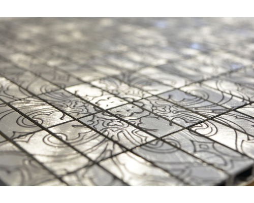 Nahaufnahme von silberfarbenen Mosaikfliesen mit Muster