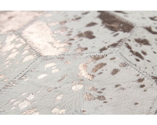 Teppich aus Kuhfell mit Fleckenmuster