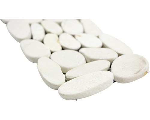 Mosaikmatte aus weißen Kieselsteinen