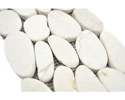 Mosaikmatte aus weißen Kieselsteinen