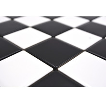 Gros plan de carreaux en damier noir et blanc