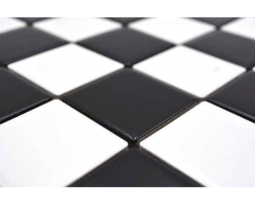 Gros plan de carreaux en damier noir et blanc