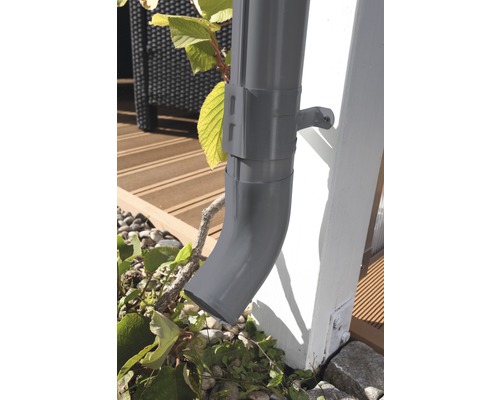 Tuyau de descente pluviale gris avec support sur un mur de maison