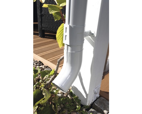 Vue détaillée d''une gouttière avec tuyau de descente pluviale et support