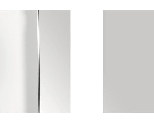 Gros plan d''une cabine de douche avec des panneaux transparents et des ferrures argentées