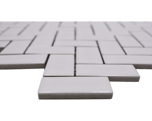 Mosaikfliesen im Fischgrätenmuster