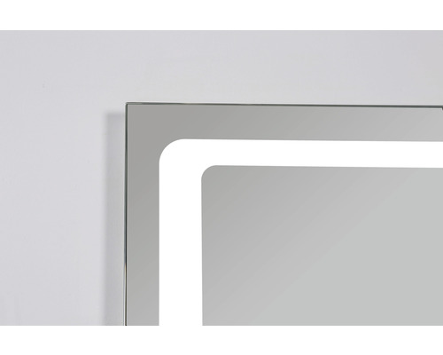 Detailaufnahme eines Spiegels mit LED-Beleuchtung