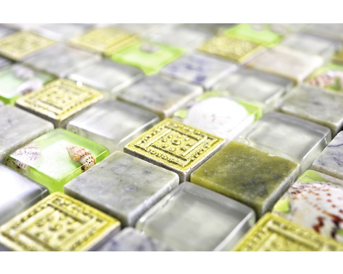 Gros plan de carreaux de mosaïque avec des éléments en verre, en pierre et en coquillage