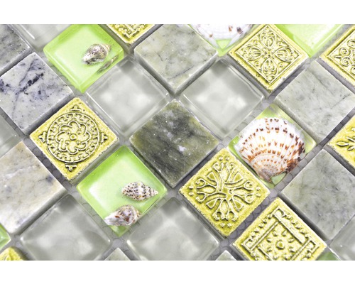 Mosaïque avec verre, pierre, coquillages et ornements