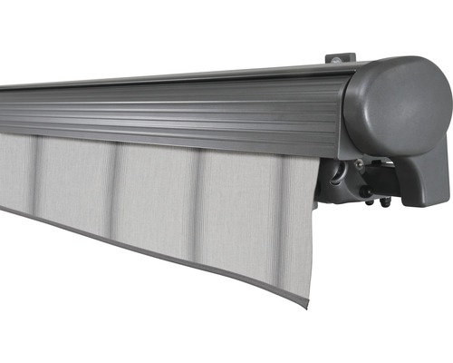 Halb geöffnete Markise mit Stoff