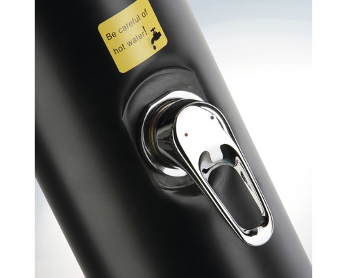 Détail d''une douche extérieure avec mitigeur et avertissement concernant l''eau chaude