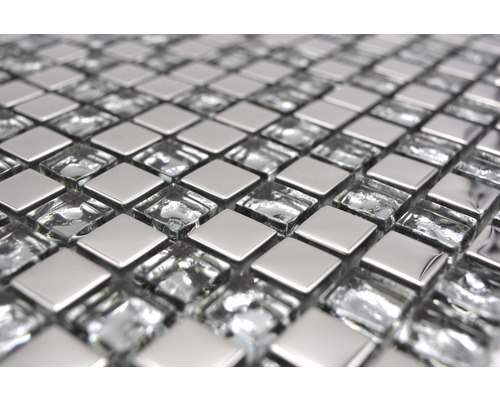 Nahaufnahme von Mosaikfliesen aus Glas und Metall