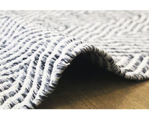 Gros plan d''un tapis avec un motif géométrique
