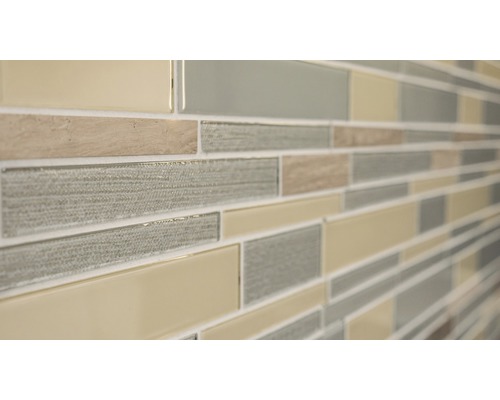 Detailaufnahme einer Wandfliese mit Mosaikmuster aus Glas und Stein