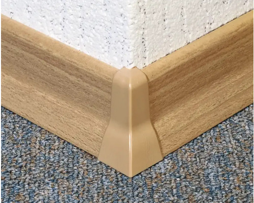 Sockelleiste mit Eckstück aus Kunststoff