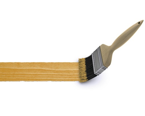 Pinsel streicht Holzbrett