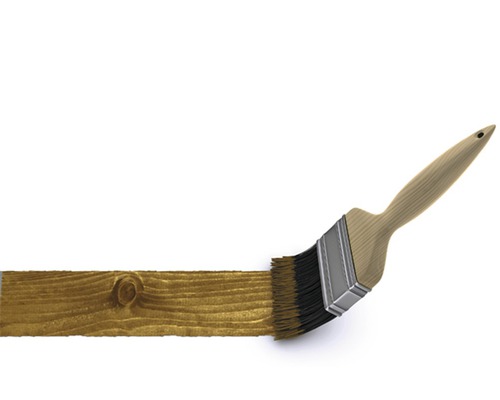 Pinsel streicht Holzbrett