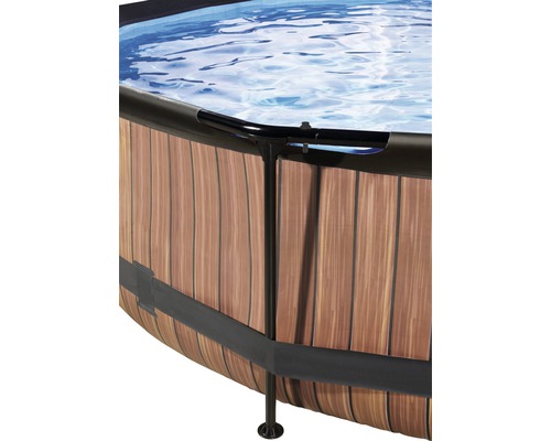Détail d''une piscine hors-sol avec revêtement en bois et cadre en acier