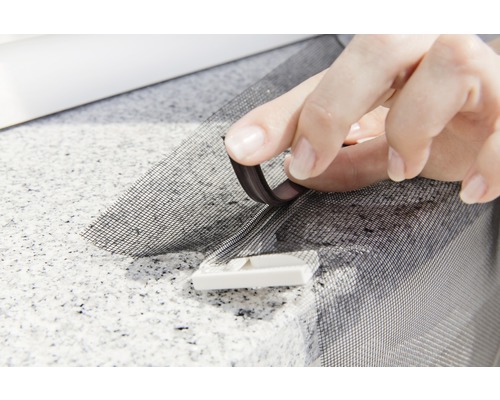 Fixation d''une moustiquaire sur le cadre de fenêtre