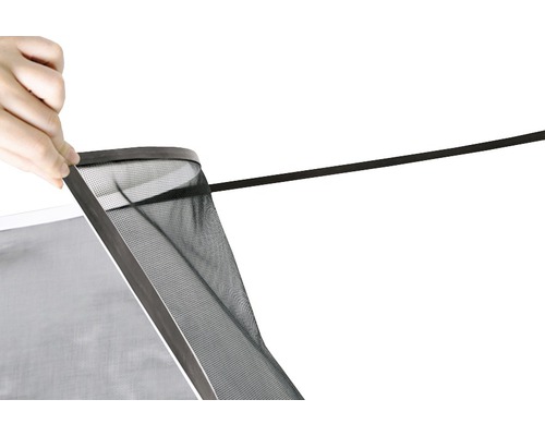 Gros plan d''une moustiquaire avec fixation par ruban adhésif sur un cadre de fenêtre.