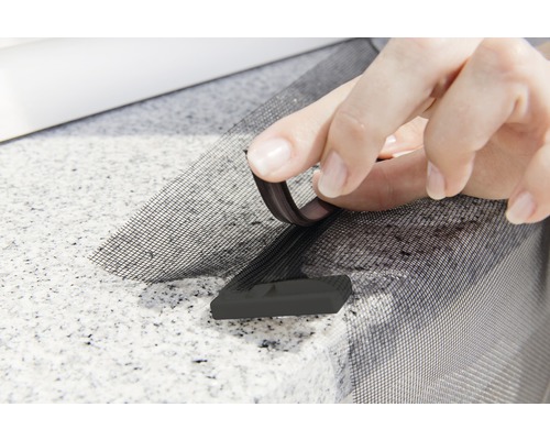 Fixation d''une moustiquaire avec lèvre en caoutchouc sur une fenêtre