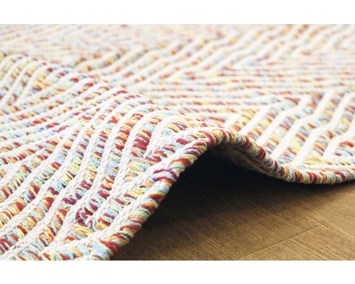 Detailansicht eines Teppichs mit Zickzackmuster