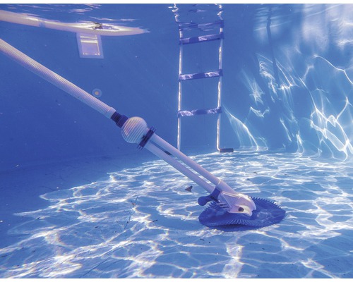 Unterwasseransicht eines Pools mit Poolreiniger, Leiter und Poolfolie