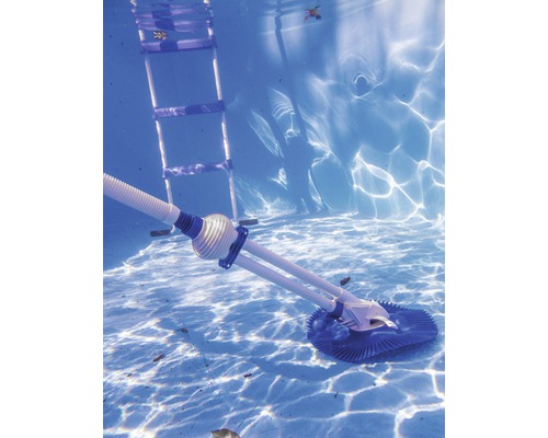 Schwimmbadreiniger unter Wasser mit Leiter im Hintergrund