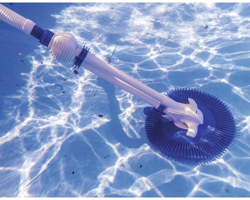 Schwimmbadreiniger unter Wasser