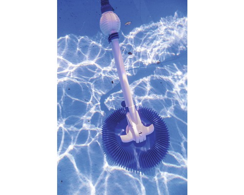 Poolreiniger im Schwimmbad