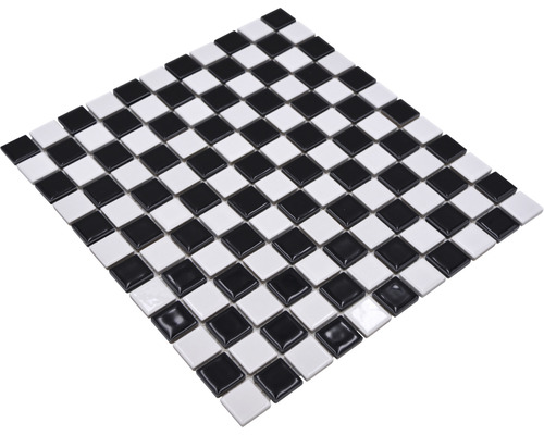 Mosaikfliese in Schachbrettmuster mit schwarzen und weißen Keramikfliesen