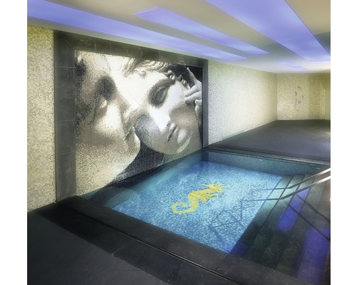 Intérieur avec mosaïque au mur et piscine avec motif d''hippocampe