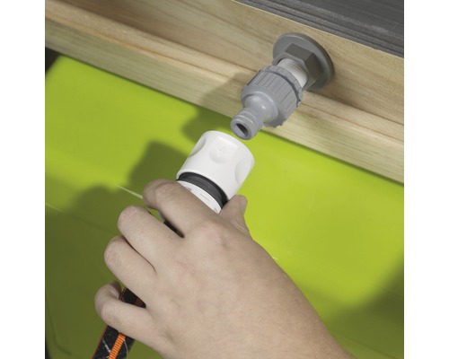 Raccord de tuyau d''arrosage connecté à un système d''irrigation