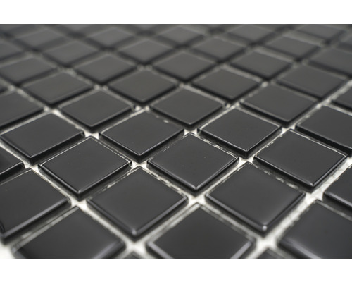 Nahaufnahme von schwarzen Mosaikfliesen