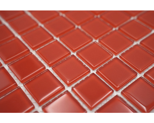 Gros plan de carreaux de mosaïque en verre carrés rouges.