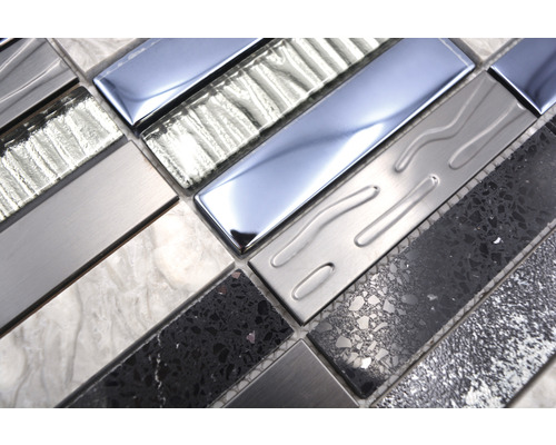 Mosaikfliese mit verschiedenen Materialien und Oberflächenstrukturen.