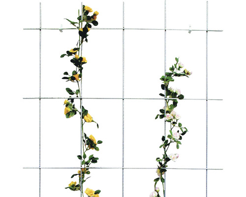 Treillis métallique avec des guirlandes de roses artificielles pour la décoration de jardin