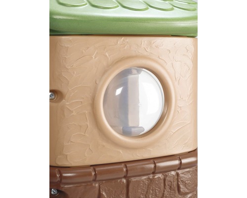 Vue détaillée d''une cabane de jeu avec une fenêtre ronde