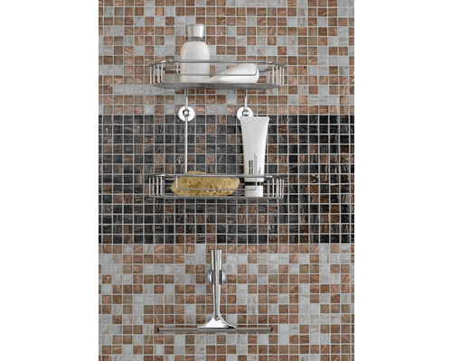 Étagère de salle de bain avec gel douche, lotion lavante, éponge de bain et raclette de douche sur un mur en mosaïque