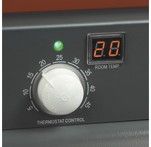 Gros plan d''un régulateur de thermostat avec affichage numérique
