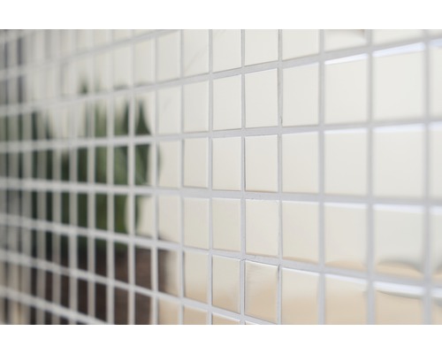 Nahaufnahme einer Wand mit quadratischen Mosaikfliesen